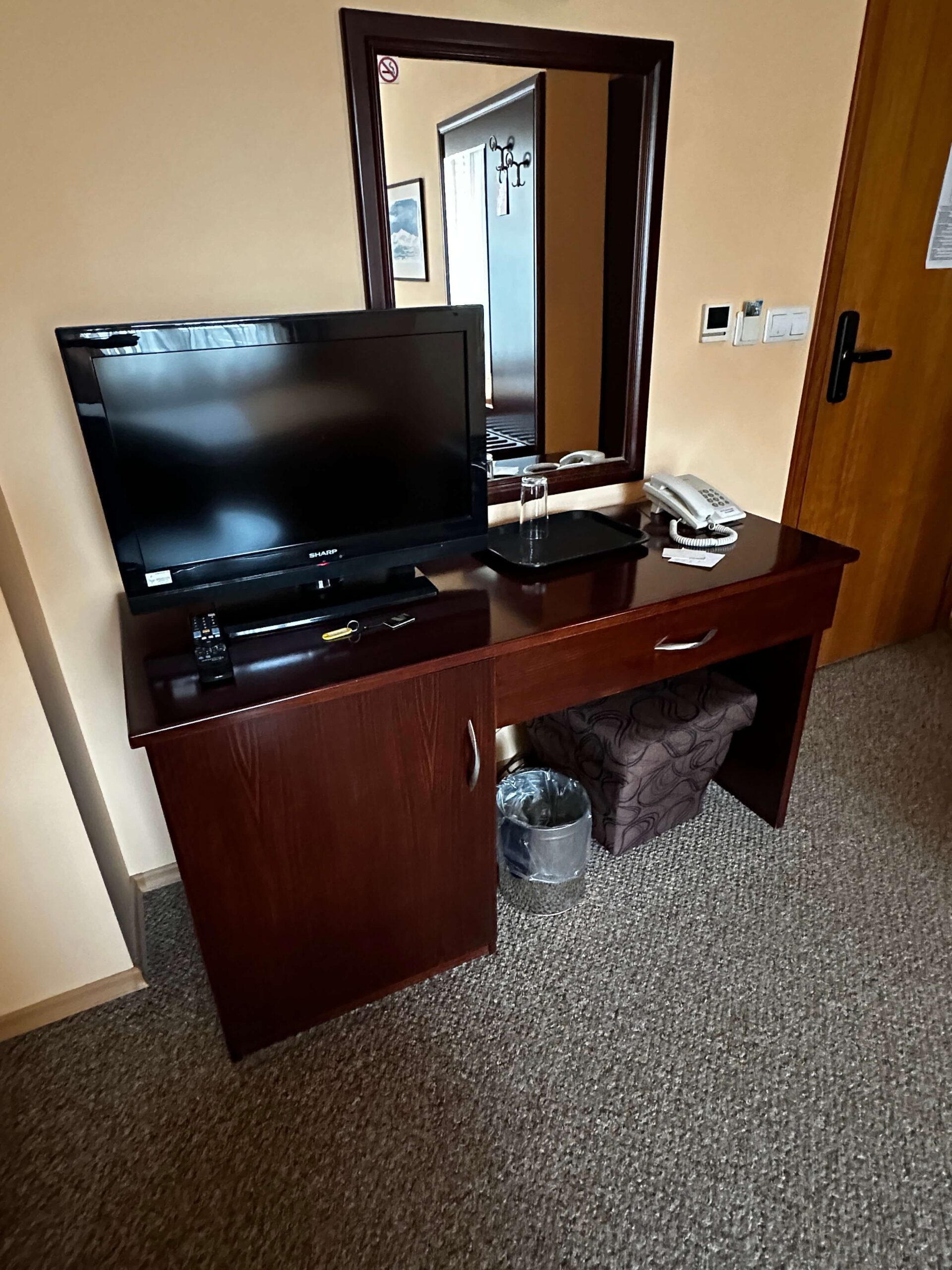 Единична стая – телевизор и удобства в Хотел Дивеста Единична стая в Хотел Дивеста – LED телевизор и удобства за гостите във Варна