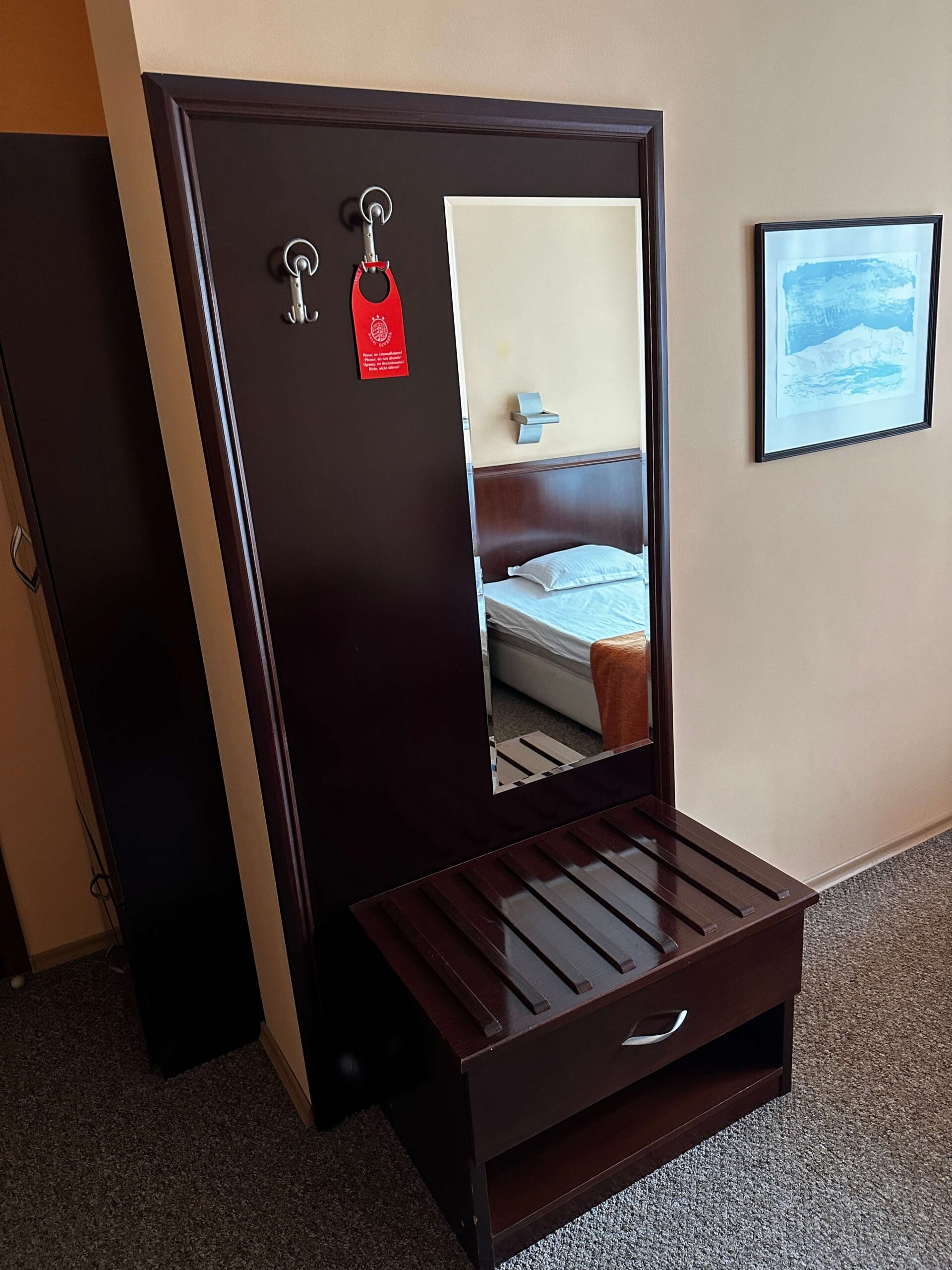 Единична стая – огледало и интериор в Хотел Дивеста Единична стая в Хотел Дивеста – огледало и функционален интериор в хотелската стая