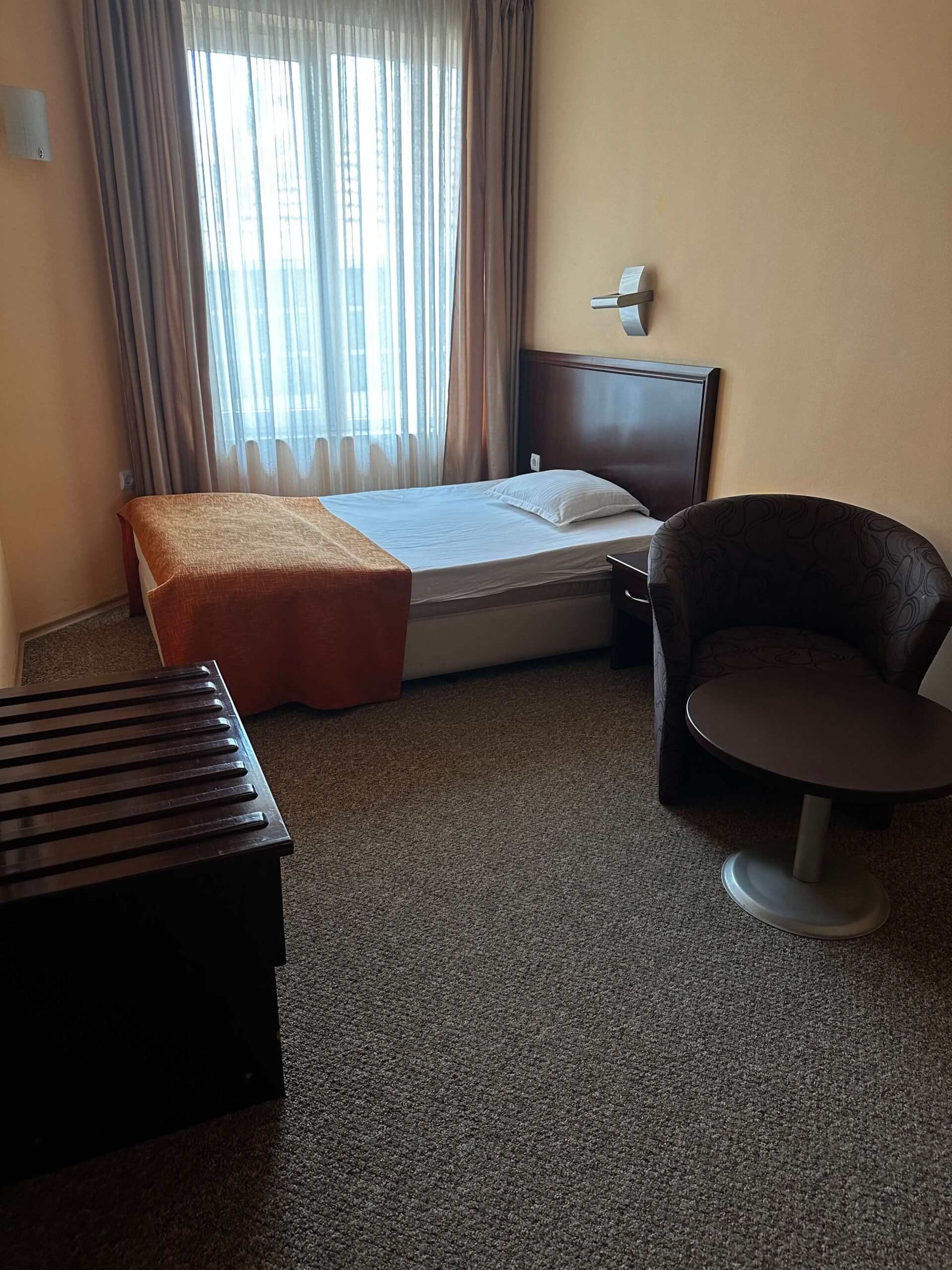 Единична стая – удобно легло в Хотел Дивеста Единична стая в Хотел Дивеста – удобно легло за комфортно настаняване във Варна