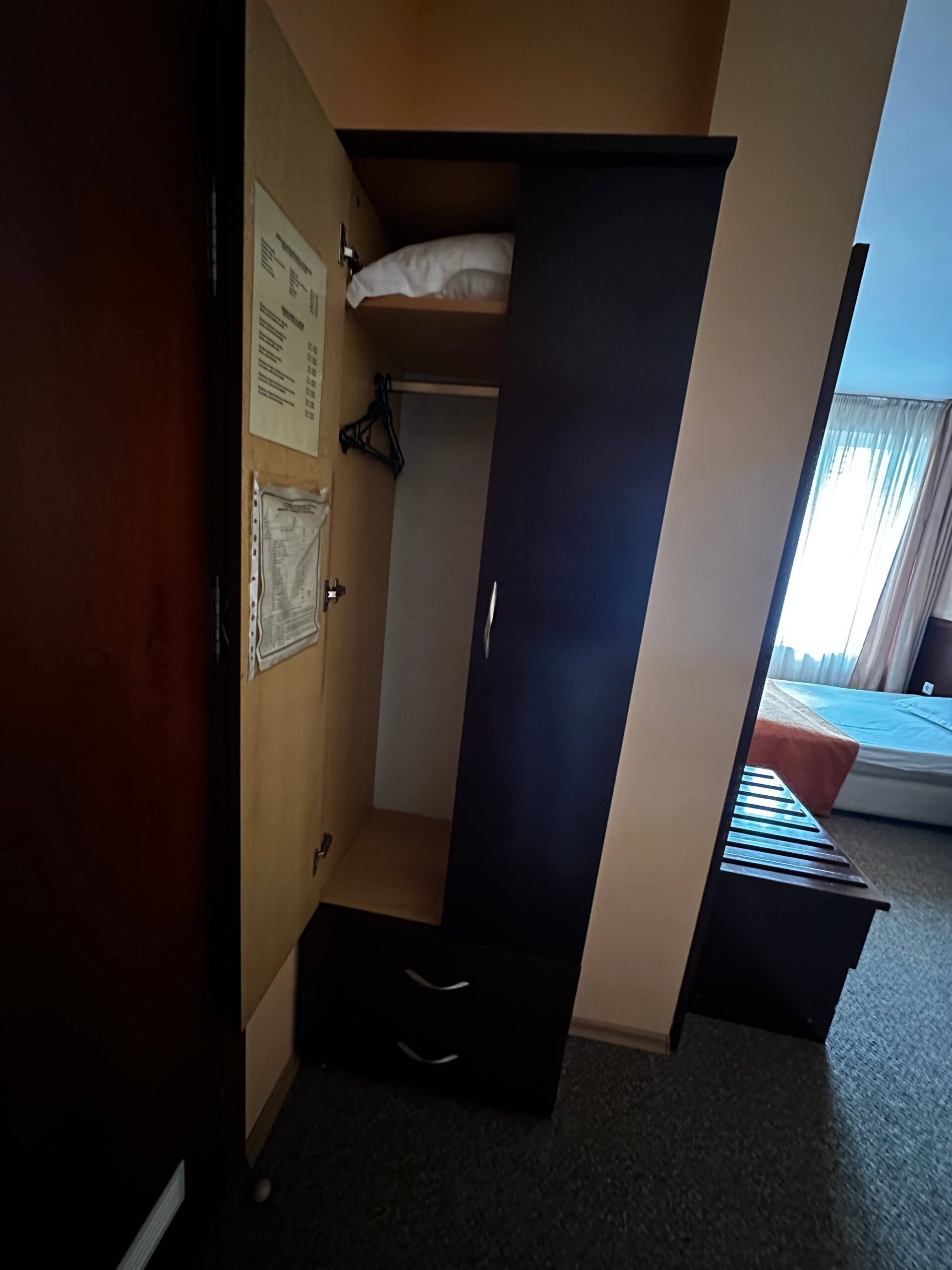 Единична стая – гардероб и място за багаж в Хотел Дивеста Единична стая в Хотел Дивеста – гардероб с пространство за багаж във Варна