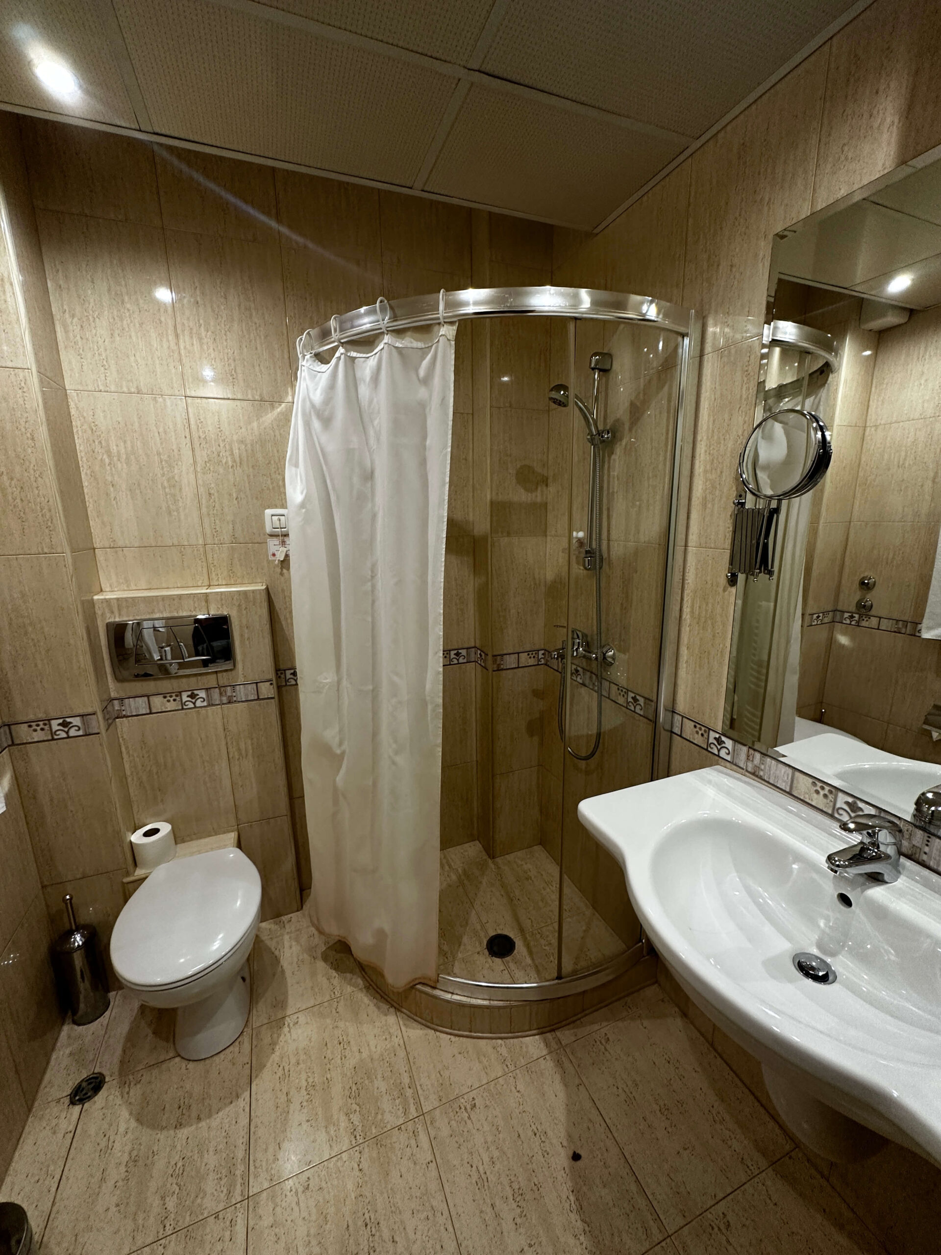 Единична стая – модерна баня в Хотел Дивеста Единична стая в Хотел Дивеста – модерна баня с всички необходими удобства