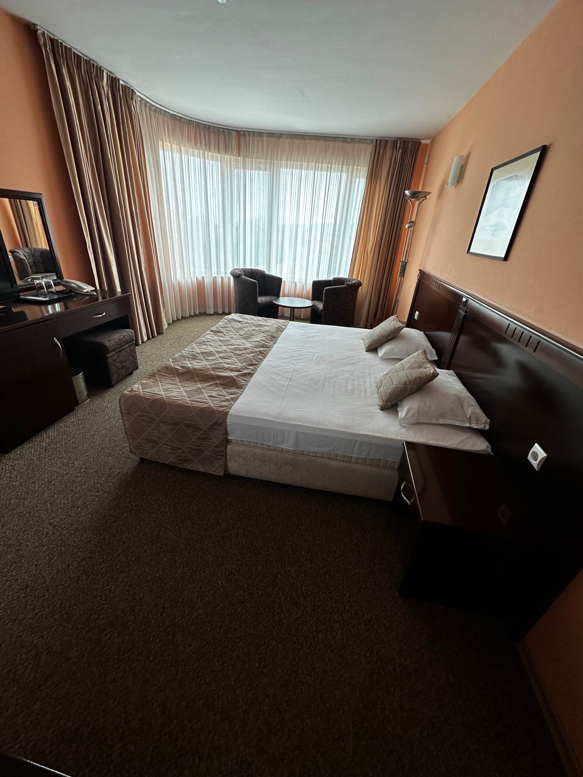 Двойна стая – легло и кът за сядане Двойна стая с легло, маса и столове в Хотел Divesta