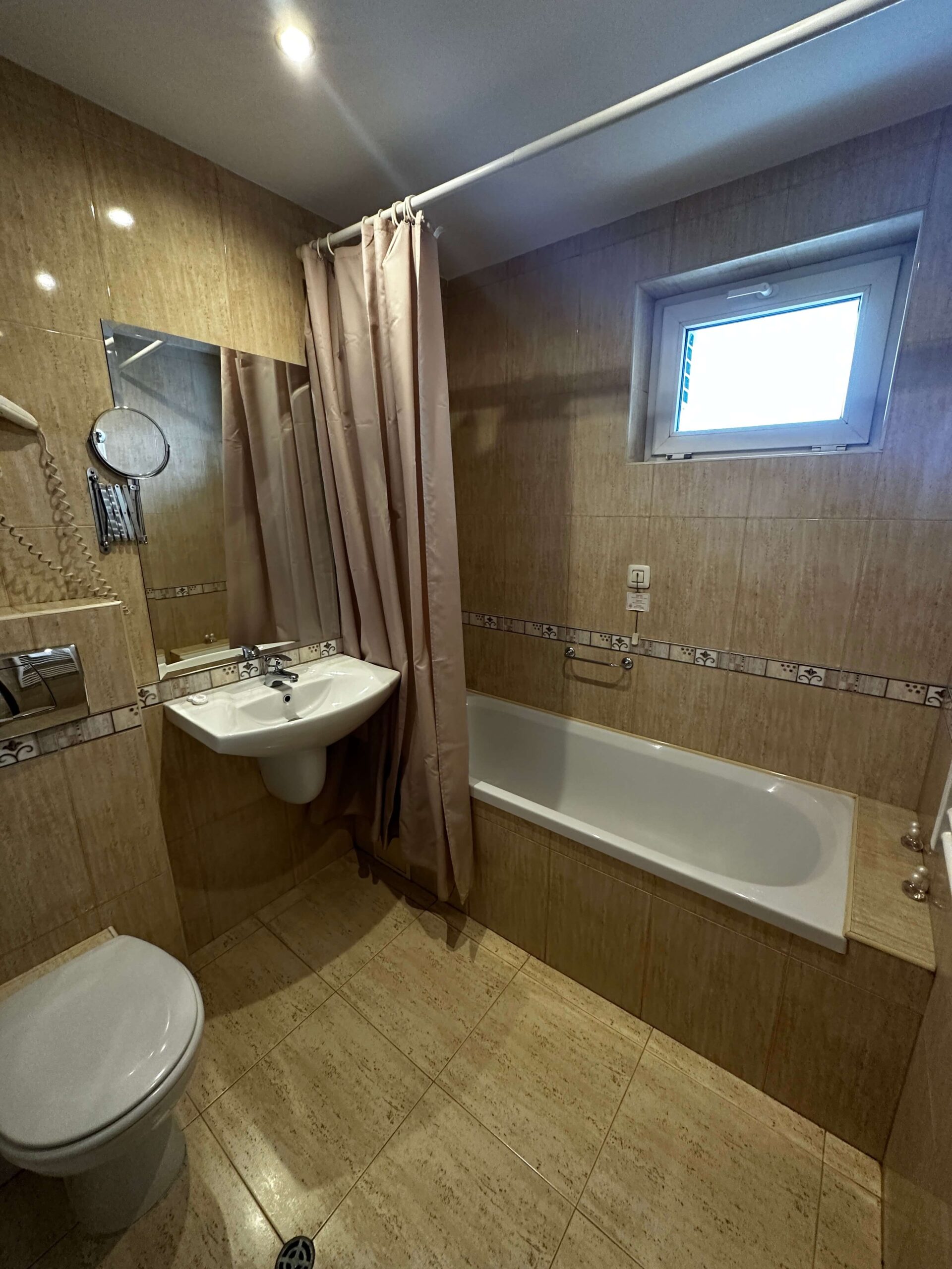 Двойна стая – баня Модерна баня в двойна стая на Хотел Divesta