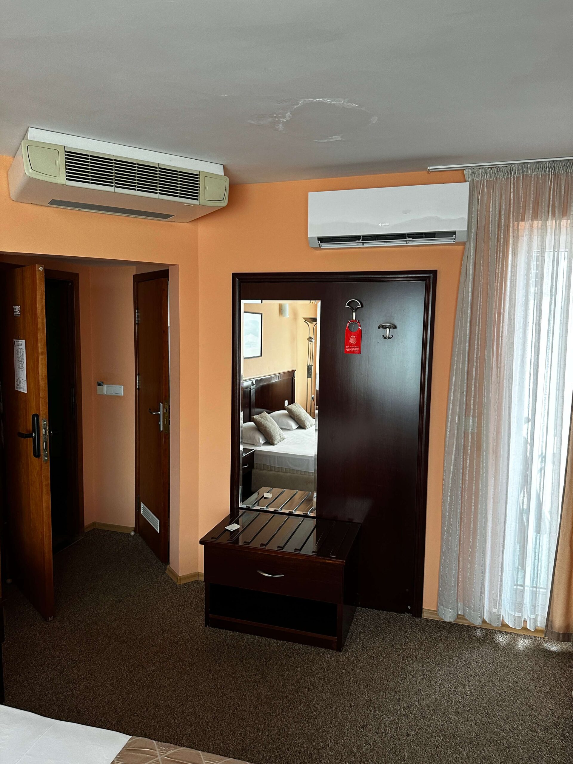 Двойна стая – огледало Огледало в двойна стая на Хотел Divesta