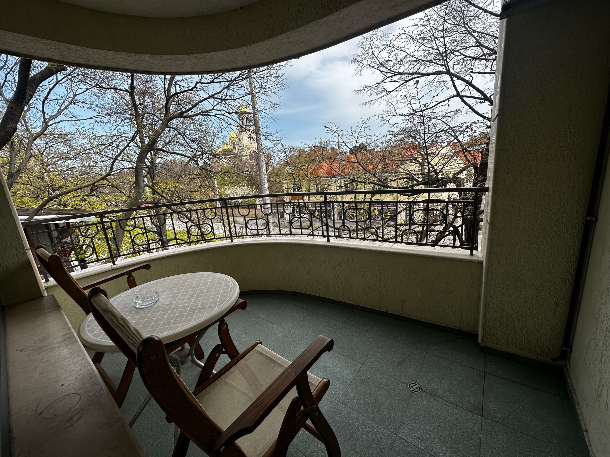 Тераса с маса и 2 стола в студио на Хотел Divesta