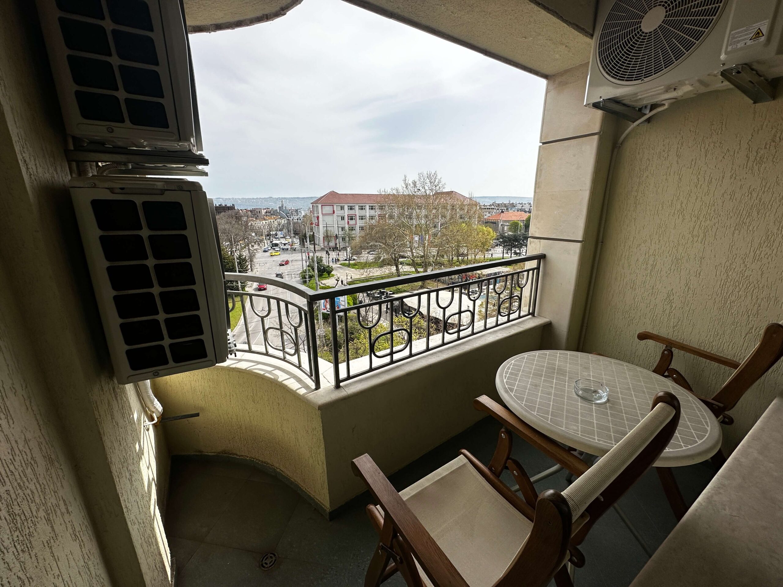 Малка тераса с маса и 2 стола в апартамент на Хотел Divesta